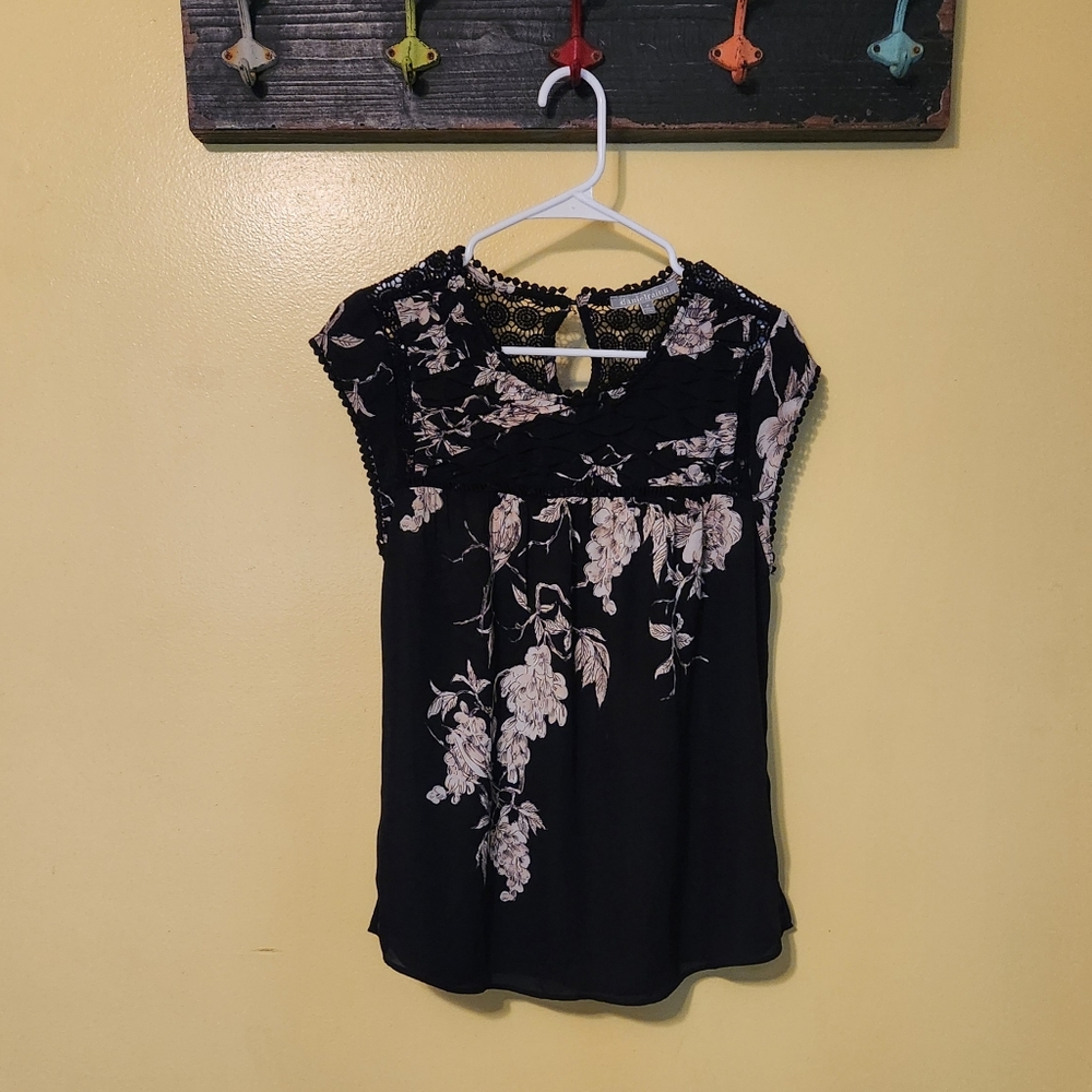 Danielle Rainn black/white print blouse. Sleeveless. Size medium